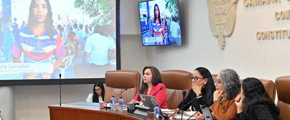Foto de ex ministra Sandra Urrutia junto a exponentes en la Comisión Legal de la Mujer