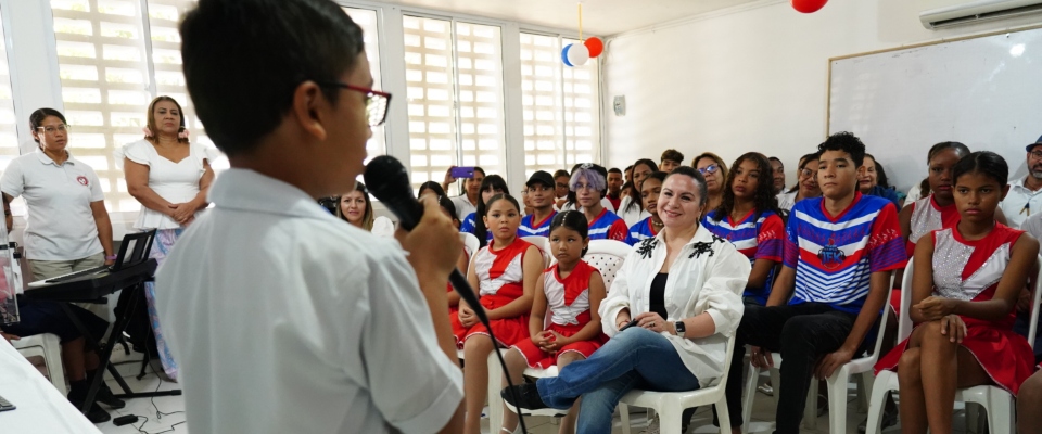 Foto de Ex Ministra TIC Sandra Urrutia junto a estudiantes del Bolívar