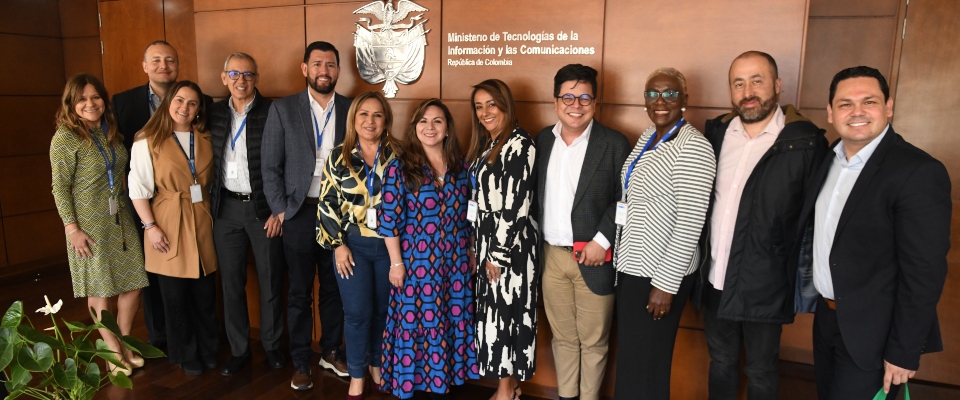 Foto de Ex Ministra TIC Sandra Urrutia  junto a gerentes de los ocho canales regionales del país
