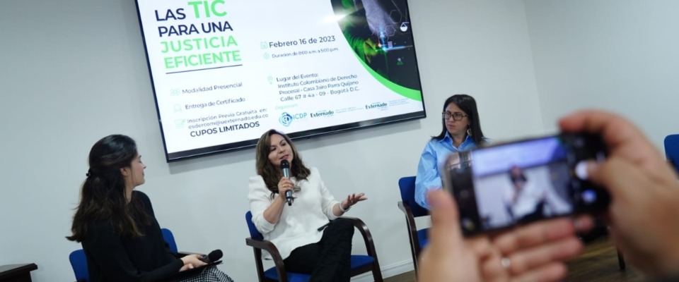 Ex Ministra TIC Sandra Urrutia junto a participantes en el conversatorio 'Las TIC para una justicia eficiente'