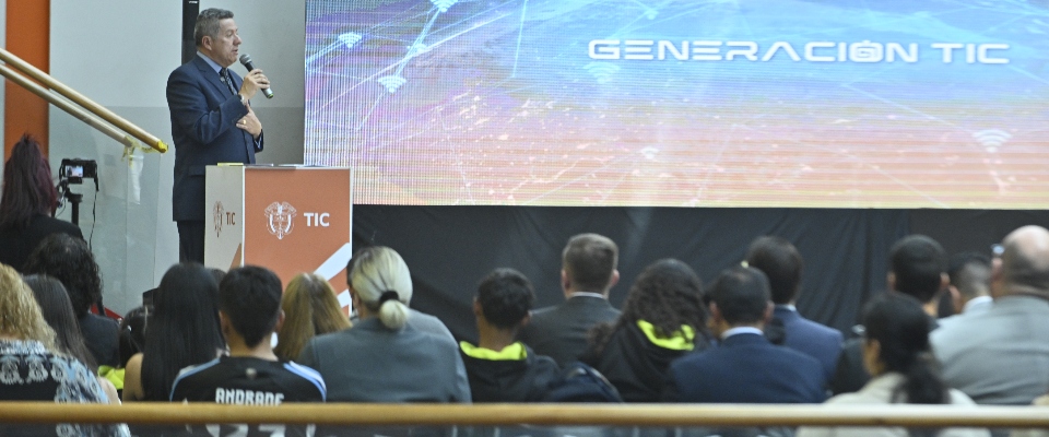 Foto de charla del lanzamiento de "Generación TIC"