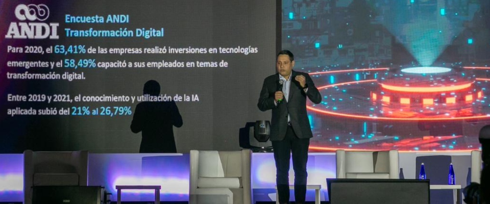 Foto del ministro Mauricio Lizcano en la V Cumbre de Inteligencia Artificial