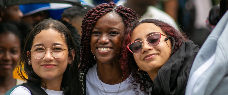 Foto de 3 mujeres jóvenes sonriendo