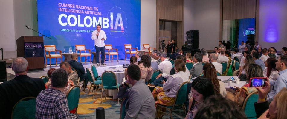 Foto del ministro TIC en la Cumbre ColombIA