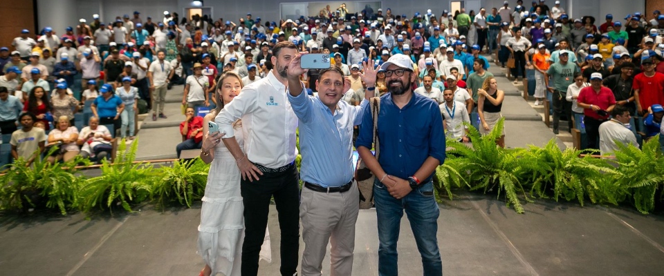 Foto de ministro TIC tomándose una selfie con ciudadanos