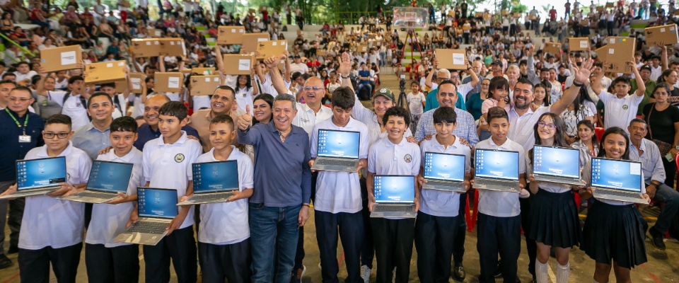 Foto de estudiantes beneficiarios en Quindío