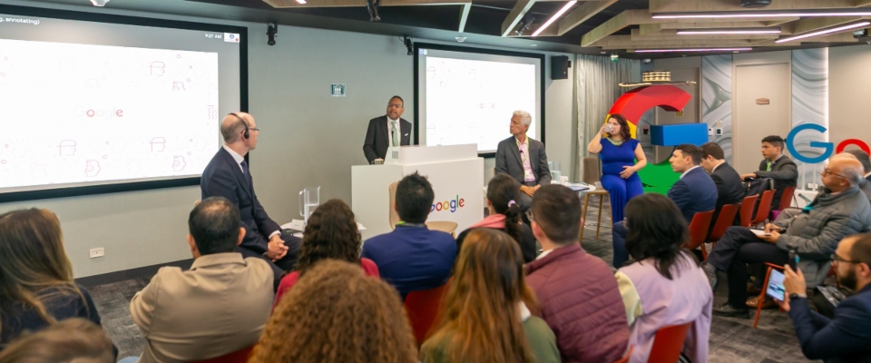 Foto del ministro TIC en el anuncio de becas en alianza junto a Google y Colnodo