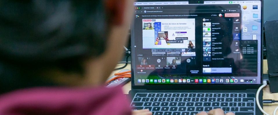 Foto de una persona observando un computador