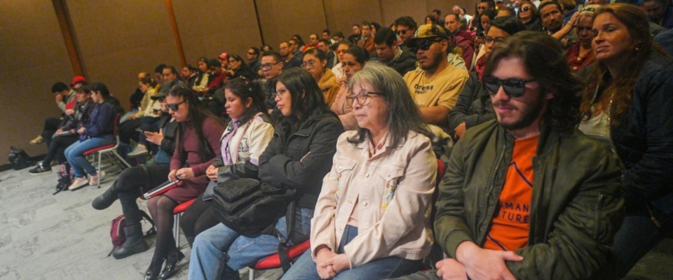 Foto de un grupo de gente en un auditorio