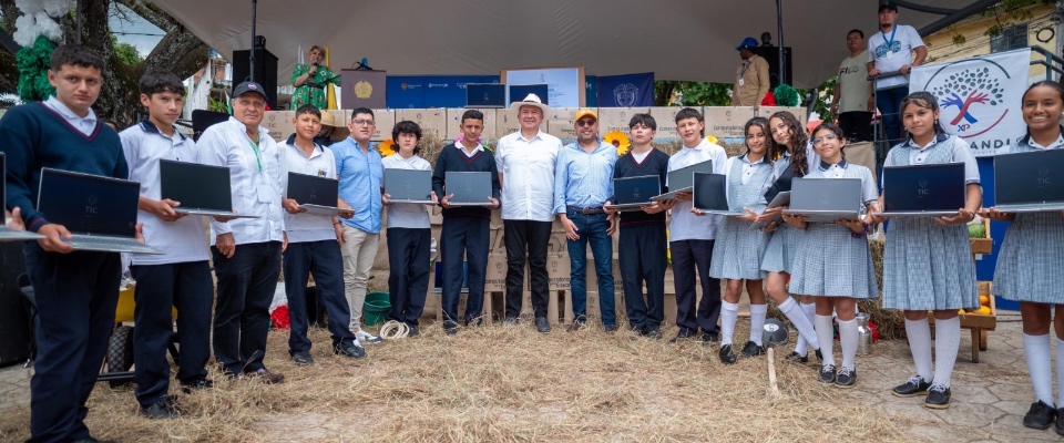 Foto del ministro TIC con beneficiarios de la región