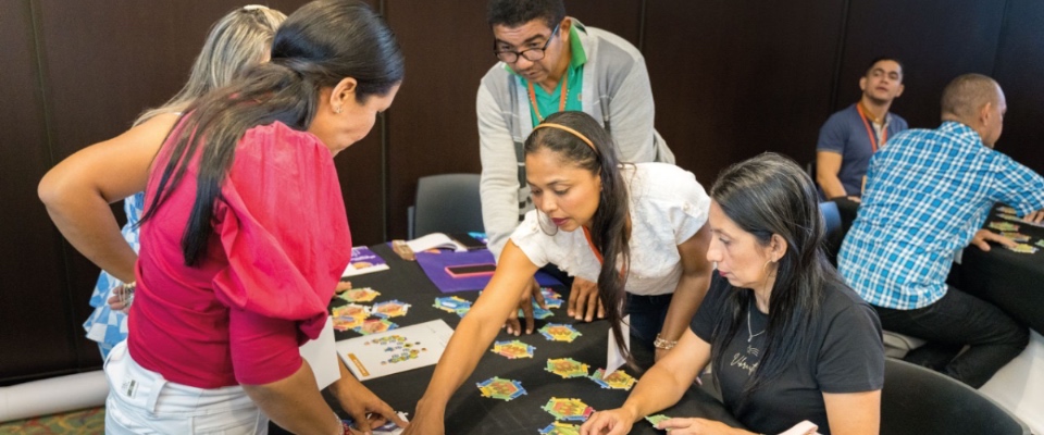 Foto de niños beneficiarios y docentes