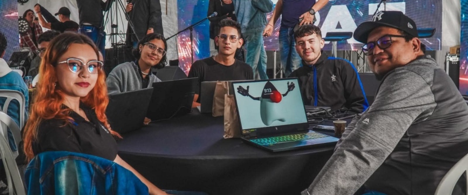 Imagen de jóvenes reunidos con computador