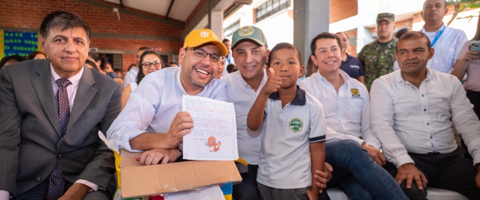 Foto del ministro TIC con beneficiarios de la región