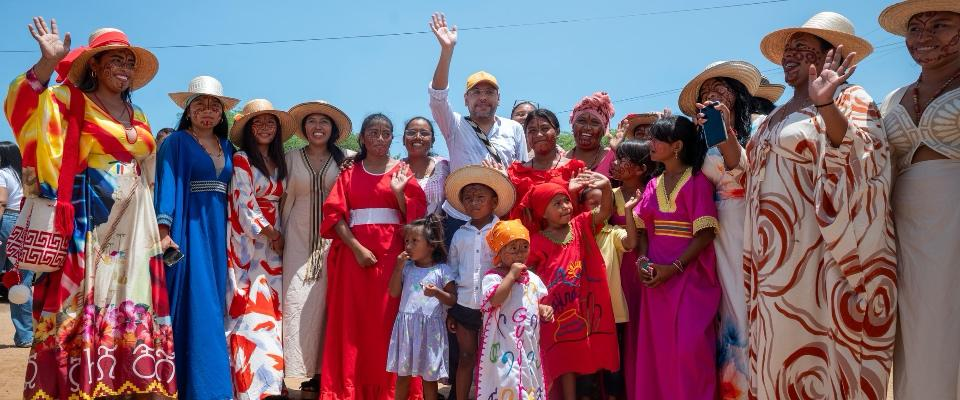 Foto del ministro TIC junto a ciudadanos de la Guajira