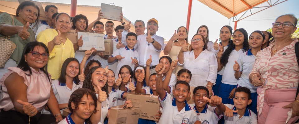 Foto del ministro TIC con beneficiarios de la región