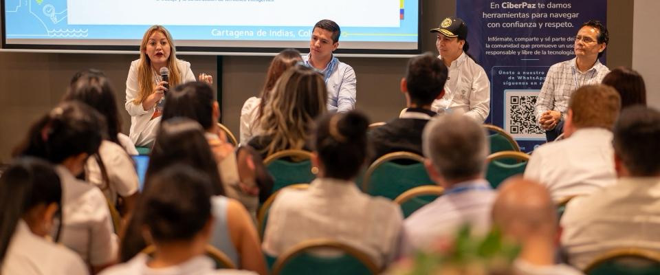Foto de panelistas y público asistente
