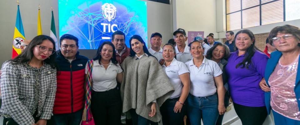 Foto de la Ministra TIC con beneficiarios de la región