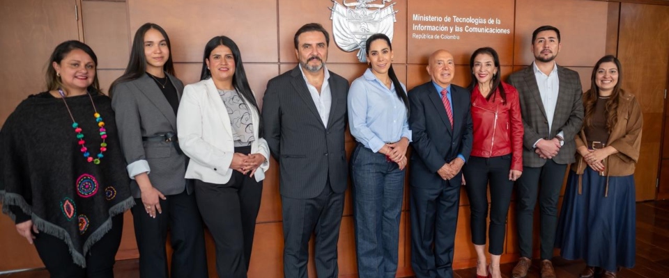 Foto de la ministra TIC junto a delegados de MinTIC y organización Books and Books